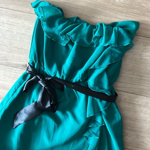 H&M Emerald Green Ruffle Dress - Picture 2 of 4